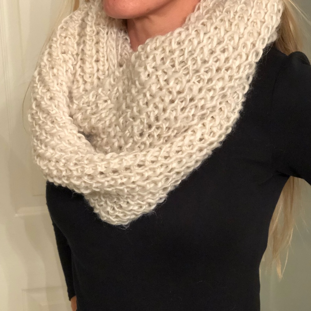 💜Cream sweater infinity scarf